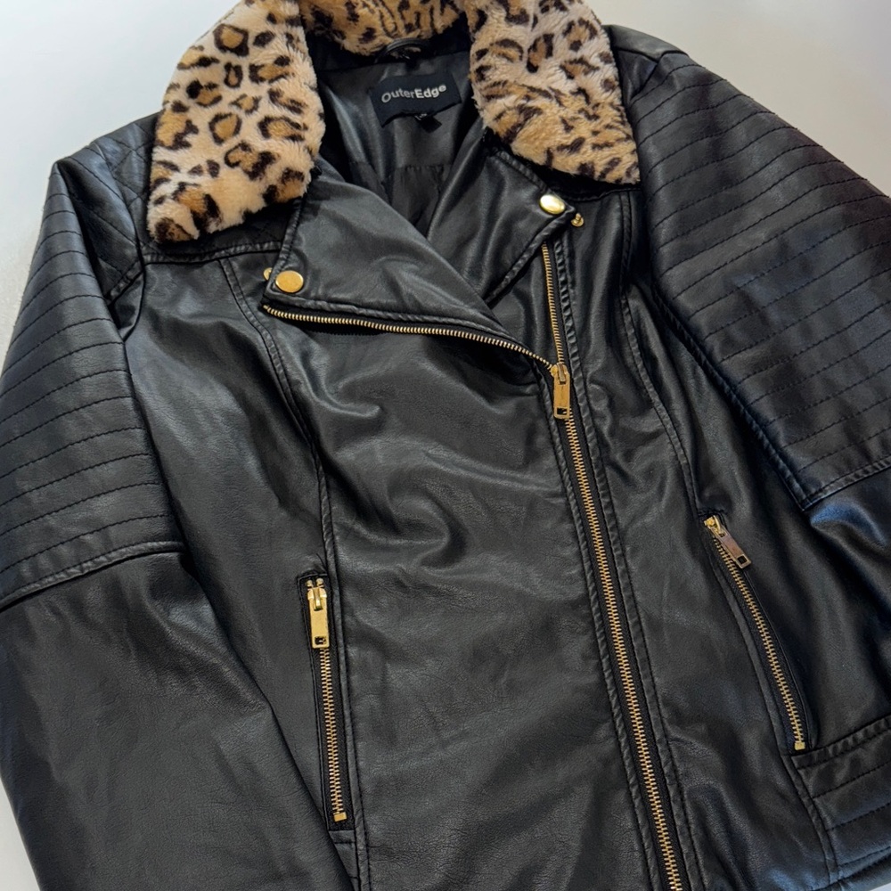 Beautiful Vintage Y2K Outer Edge Black Leather Jacket‎ with Leopard Collar